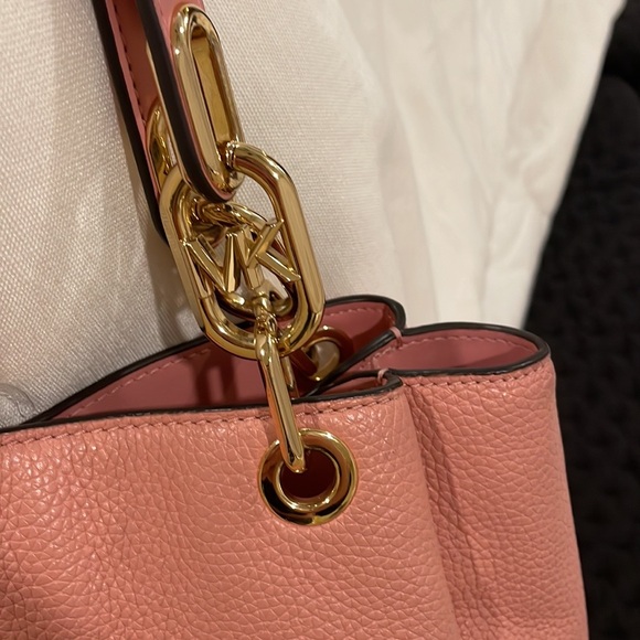 Michael Kors Trisha Large Pebbled Leather Shoulder Bag - Picture 5 of 17